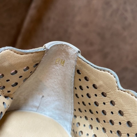 Neiman Marcus scalloped edge flats size 8M - Picture 11 of 14